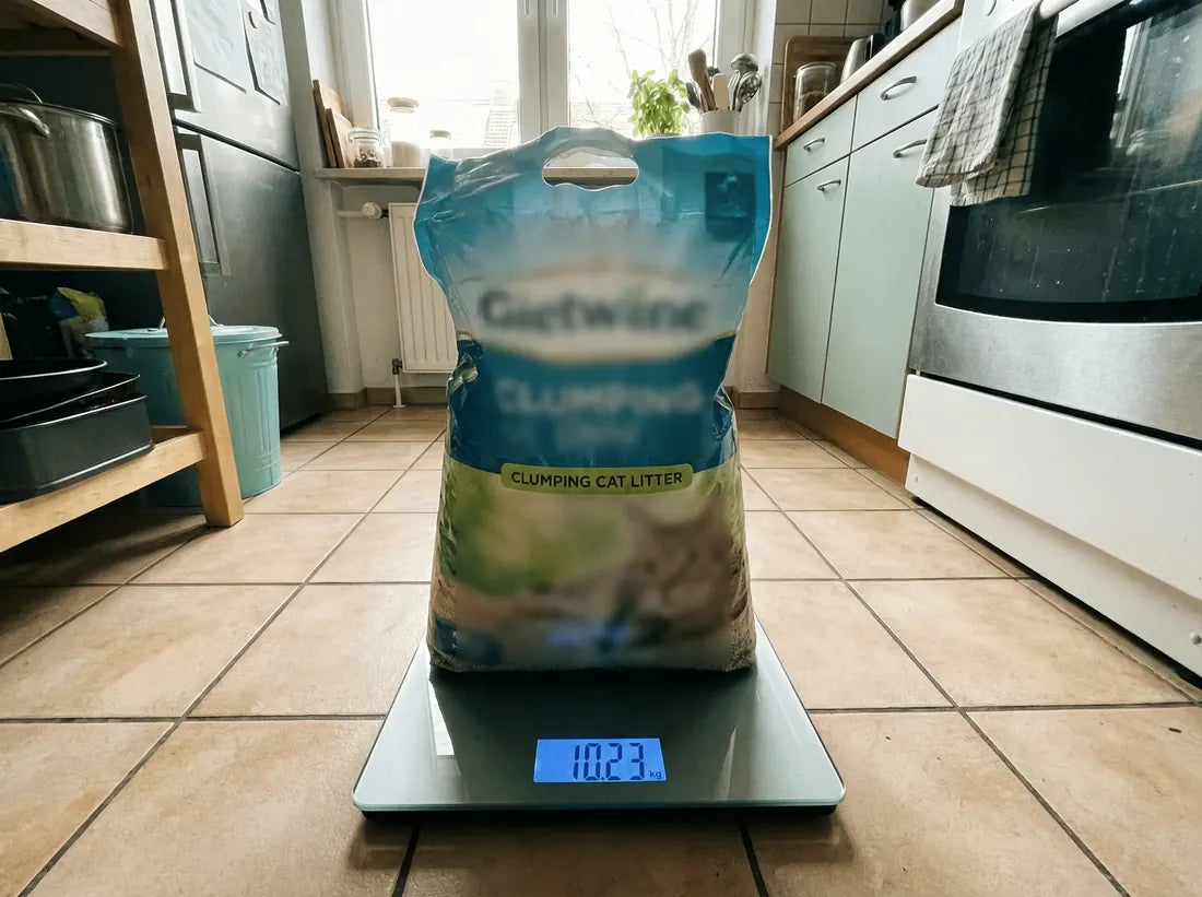 Un sacco di lettiera agglomerante da 10 kg su una bilancia